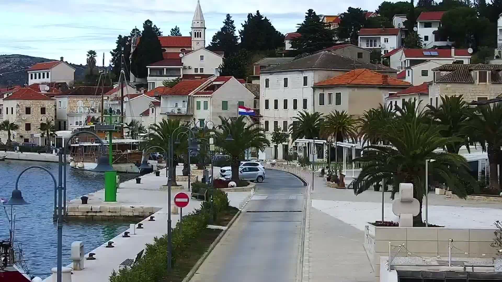 A black screen displays a message indicating that the webcam is offline.