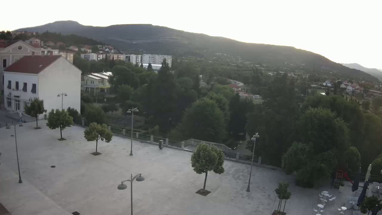 Drniš Town Skyline & Promina Mountain Live Cam - Drnis, Grad Drnis, Šibenik-Knin, Croatia