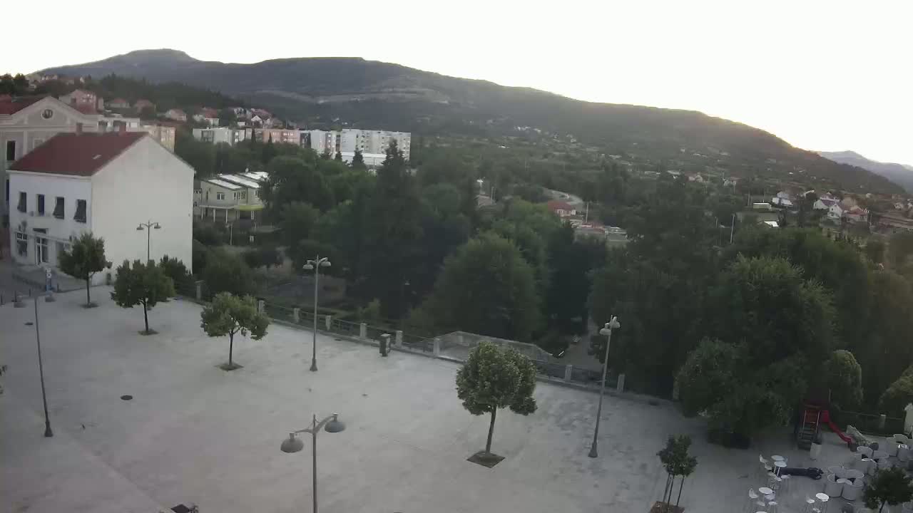 Drniš Town Skyline & Promina Mountain Live Cam - Drnis, Grad Drnis, Šibenik-Knin, Croatia