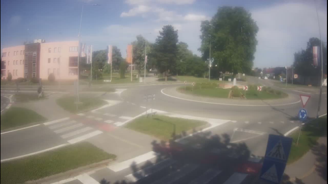 Belišće, Kralija Tomislava/Zeljeznicka/Kardinala Alojzija Stepinca Street Intersection Live Cam - 