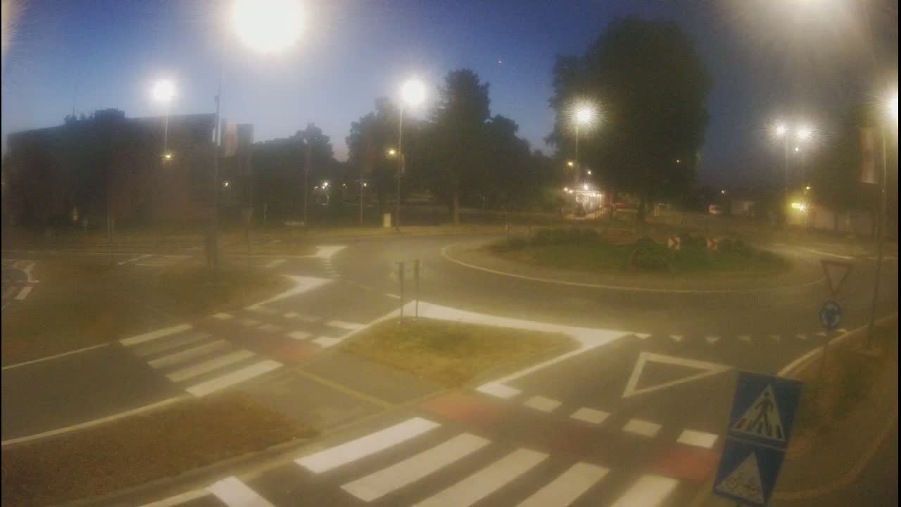 Belišće, Kralija Tomislava/Zeljeznicka/Kardinala Alojzija Stepinca Street Intersection Live Cam - 