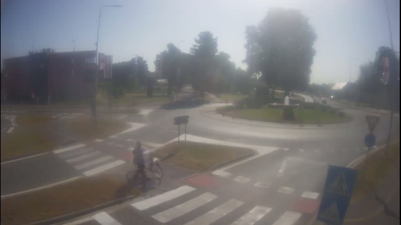 Belišće, Kralija Tomislava/Zeljeznicka/Kardinala Alojzija Stepinca Street Intersection Live Cam - 