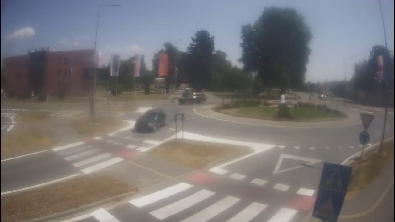 Belišće, Kralija Tomislava/Zeljeznicka/Kardinala Alojzija Stepinca Street Intersection Live Cam - 