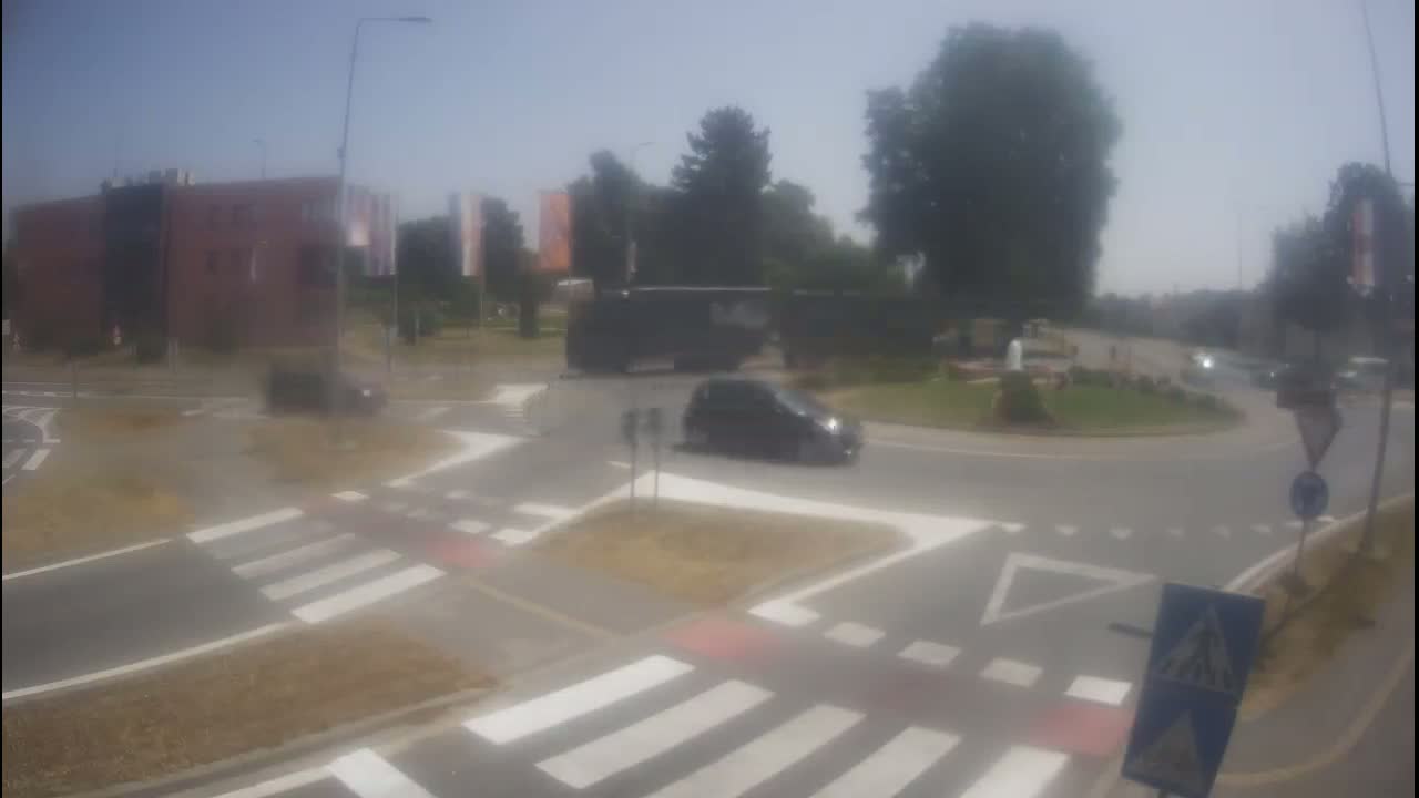 Belišće, Kralija Tomislava/Zeljeznicka/Kardinala Alojzija Stepinca Street Intersection Live Cam - 