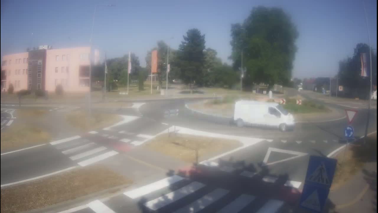 Belišće, Kralija Tomislava/Zeljeznicka/Kardinala Alojzija Stepinca Street Intersection Live Cam - 