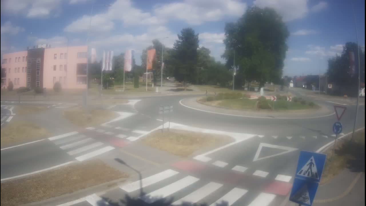 Belišće, Kralija Tomislava/Zeljeznicka/Kardinala Alojzija Stepinca Street Intersection Live Cam - 