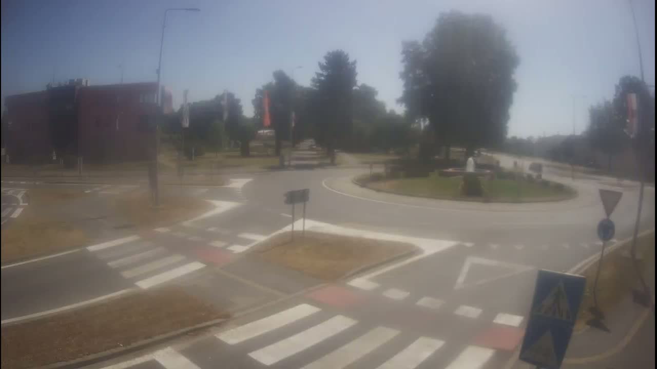 Belišće, Kralija Tomislava/Zeljeznicka/Kardinala Alojzija Stepinca Street Intersection Live Cam - 