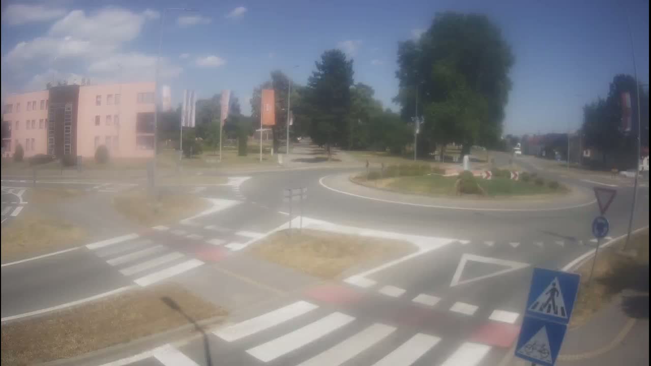 Belišće, Kralija Tomislava/Zeljeznicka/Kardinala Alojzija Stepinca Street Intersection Live Cam - 