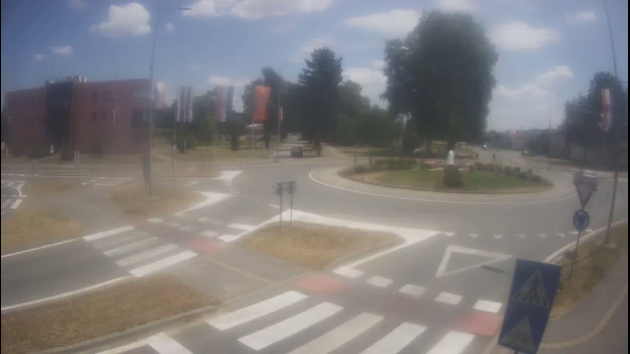 Belišće, Kralija Tomislava/Zeljeznicka/Kardinala Alojzija Stepinca Street Intersection Live Cam - 