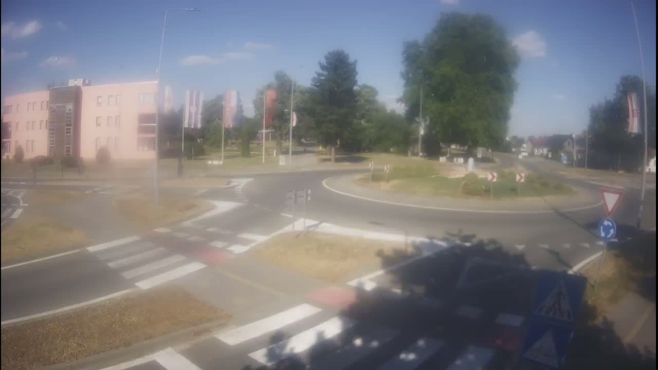 Belišće, Kralija Tomislava/Zeljeznicka/Kardinala Alojzija Stepinca Street Intersection Live Cam - 