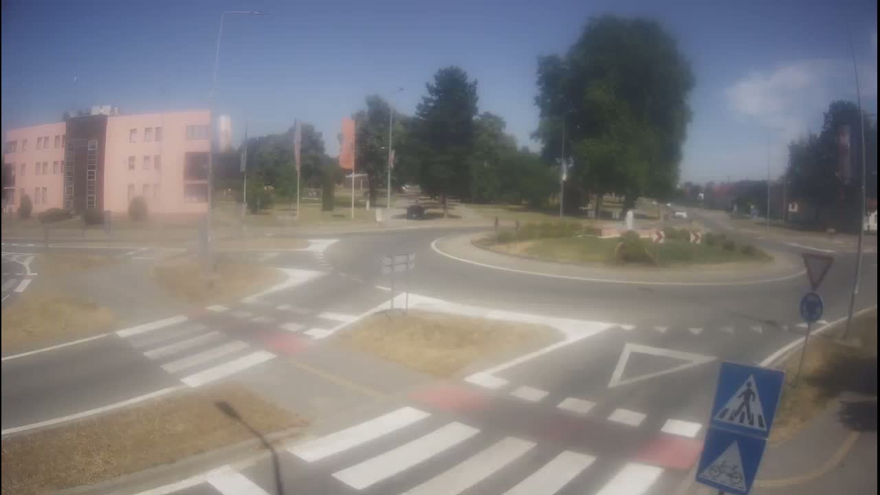 Belišće, Kralija Tomislava/Zeljeznicka/Kardinala Alojzija Stepinca Street Intersection Live Cam - 