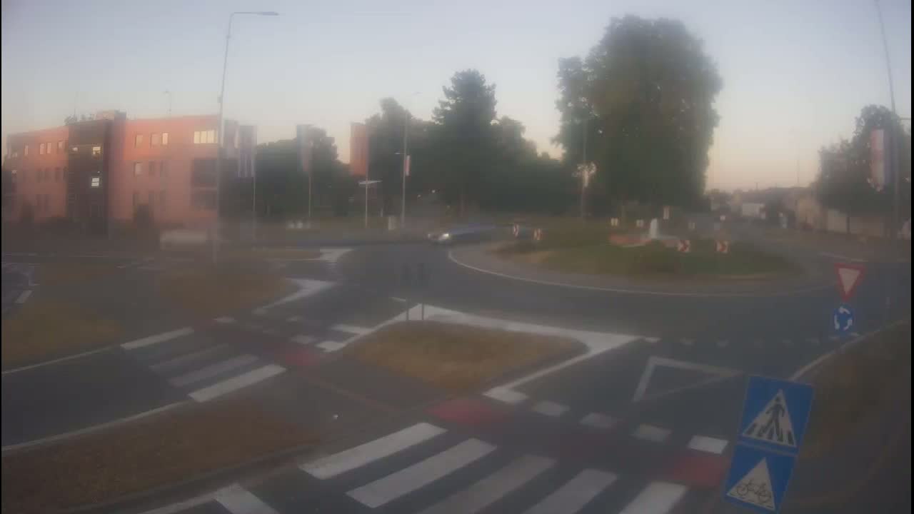 Belišće, Kralija Tomislava/Zeljeznicka/Kardinala Alojzija Stepinca Street Intersection Live Cam - 