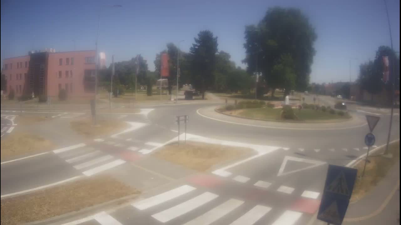 Belišće, Kralija Tomislava/Zeljeznicka/Kardinala Alojzija Stepinca Street Intersection Live Cam - 