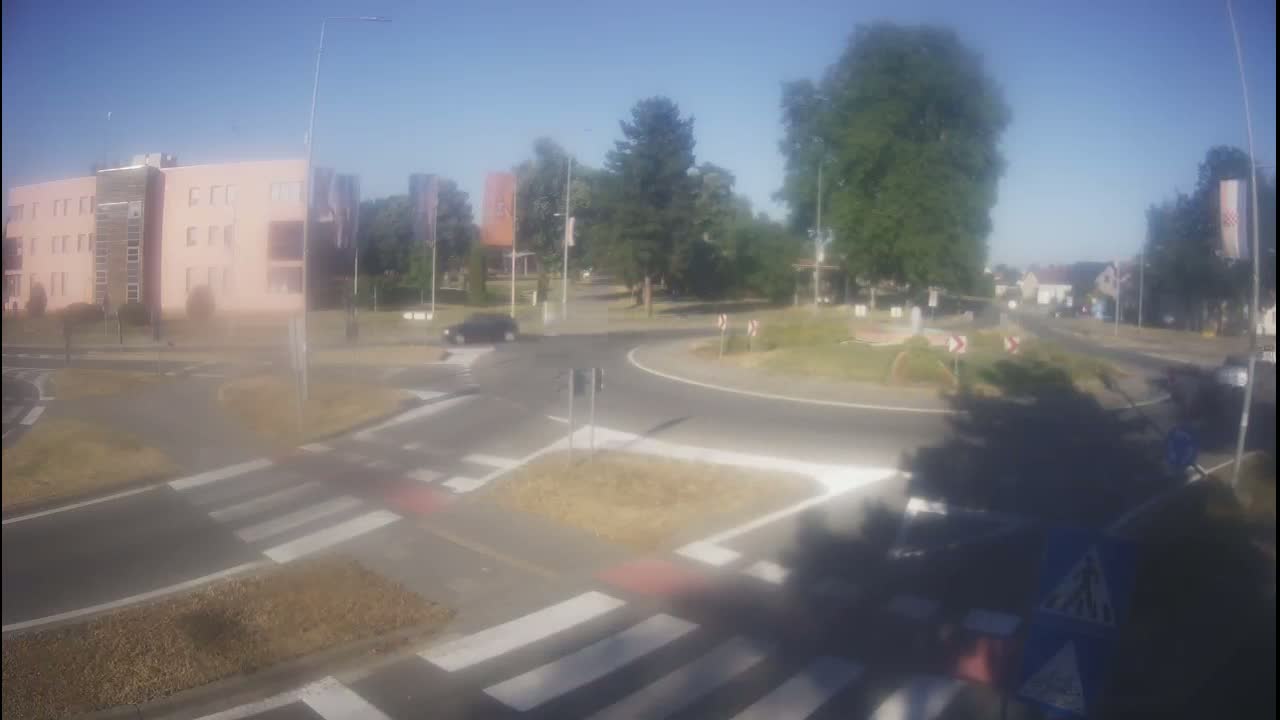 Belišće, Kralija Tomislava/Zeljeznicka/Kardinala Alojzija Stepinca Street Intersection Live Cam - 