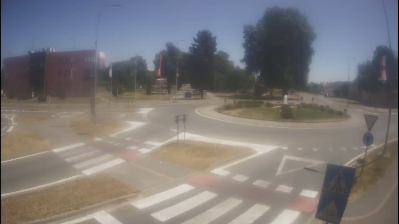 Belišće, Kralija Tomislava/Zeljeznicka/Kardinala Alojzija Stepinca Street Intersection Live Cam - 