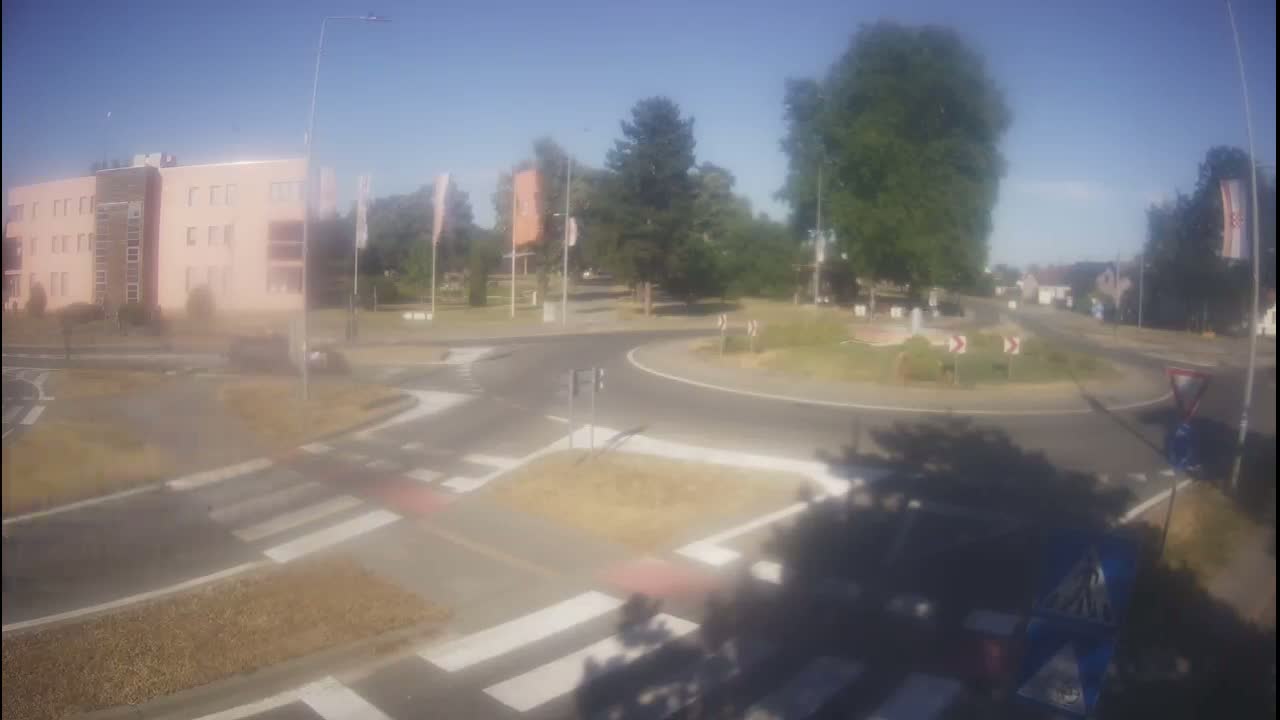 Belišće, Kralija Tomislava/Zeljeznicka/Kardinala Alojzija Stepinca Street Intersection Live Cam - 