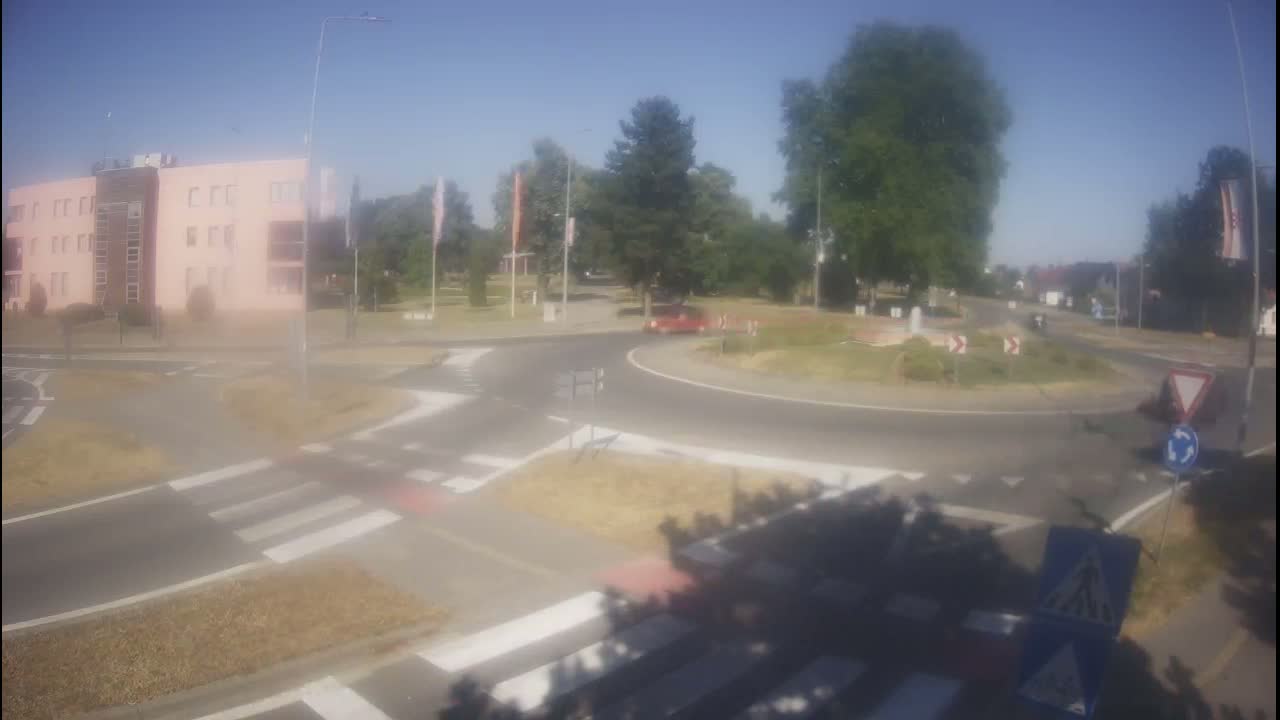Belišće, Kralija Tomislava/Zeljeznicka/Kardinala Alojzija Stepinca Street Intersection Live Cam - 