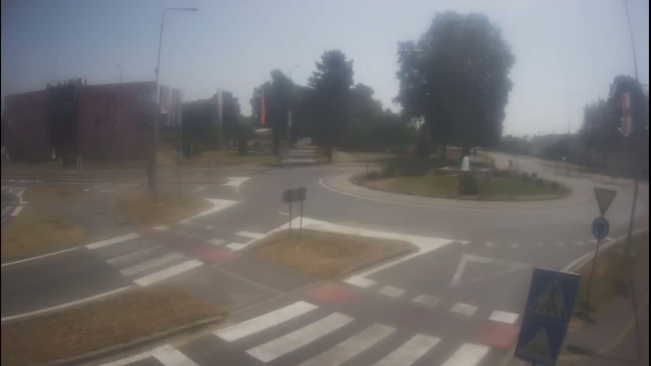 Belišće, Kralija Tomislava/Zeljeznicka/Kardinala Alojzija Stepinca Street Intersection Live Cam - 