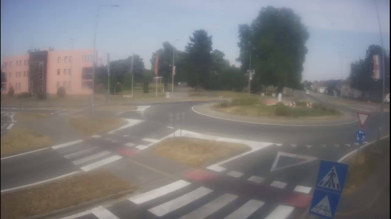 Belišće, Kralija Tomislava/Zeljeznicka/Kardinala Alojzija Stepinca Street Intersection Live Cam - 