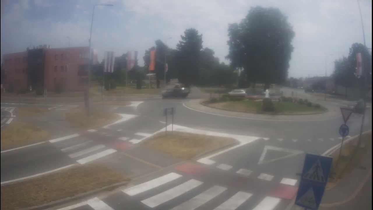 Belišće, Kralija Tomislava/Zeljeznicka/Kardinala Alojzija Stepinca Street Intersection Live Cam - 