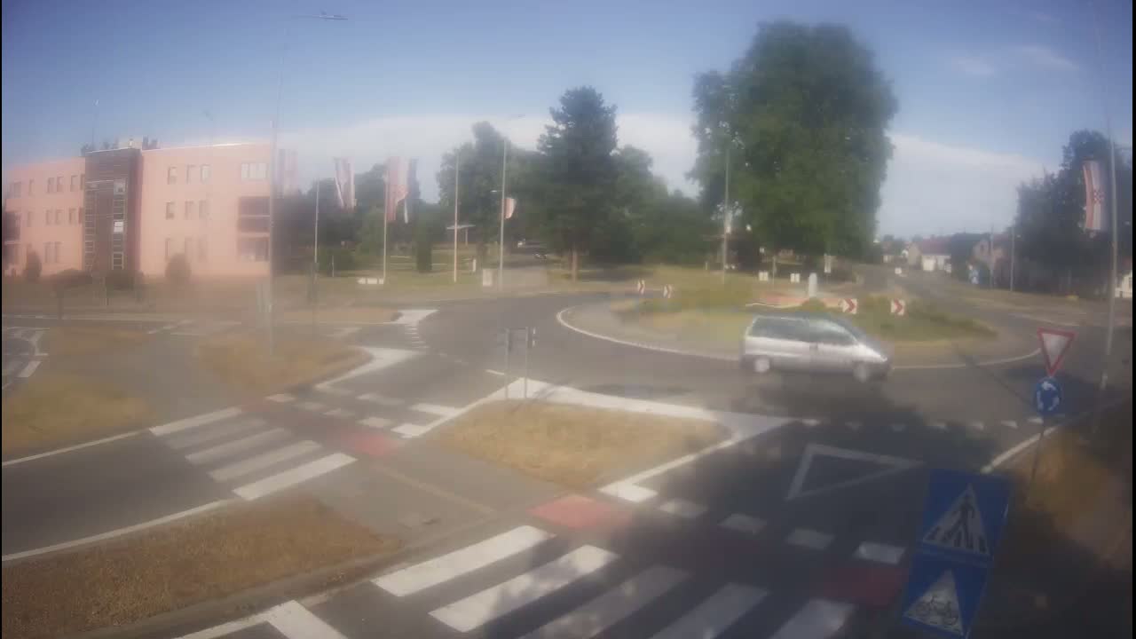 Belišće, Kralija Tomislava/Zeljeznicka/Kardinala Alojzija Stepinca Street Intersection Live Cam - 