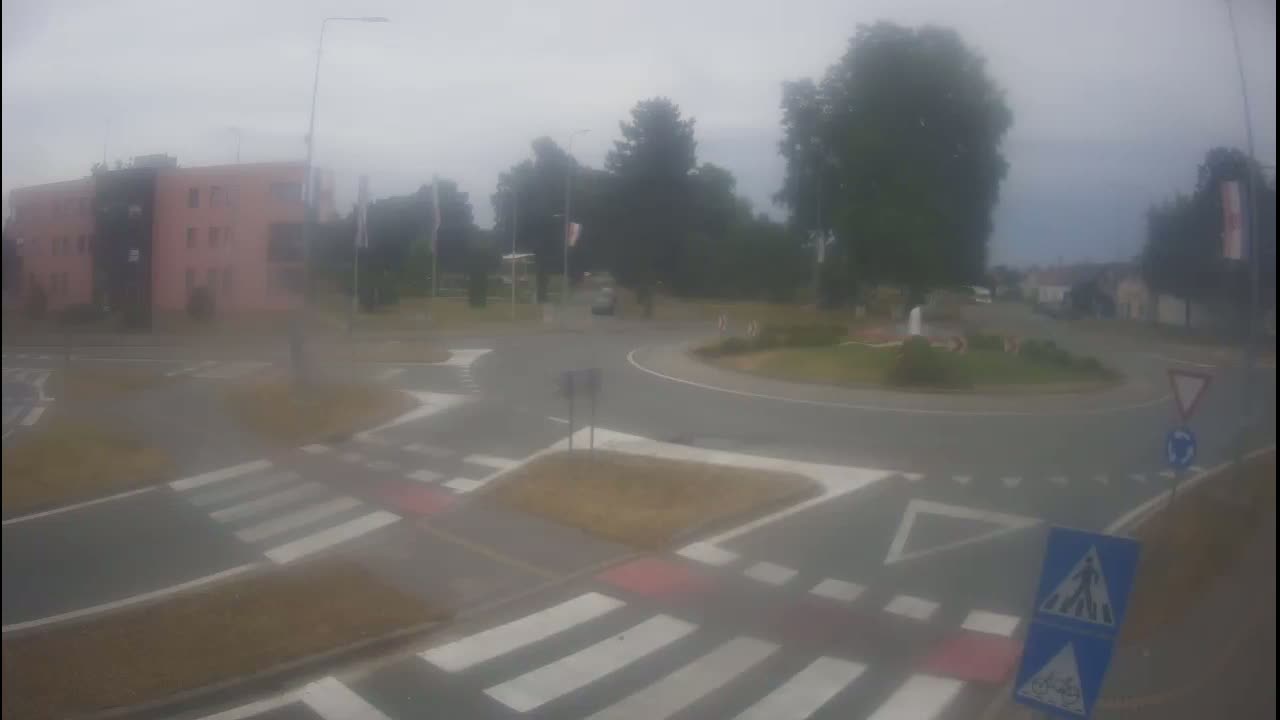 Belišće, Kralija Tomislava/Zeljeznicka/Kardinala Alojzija Stepinca Street Intersection Live Cam - 