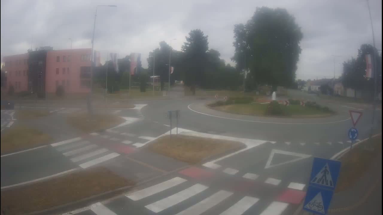 Belišće, Kralija Tomislava/Zeljeznicka/Kardinala Alojzija Stepinca Street Intersection Live Cam - 