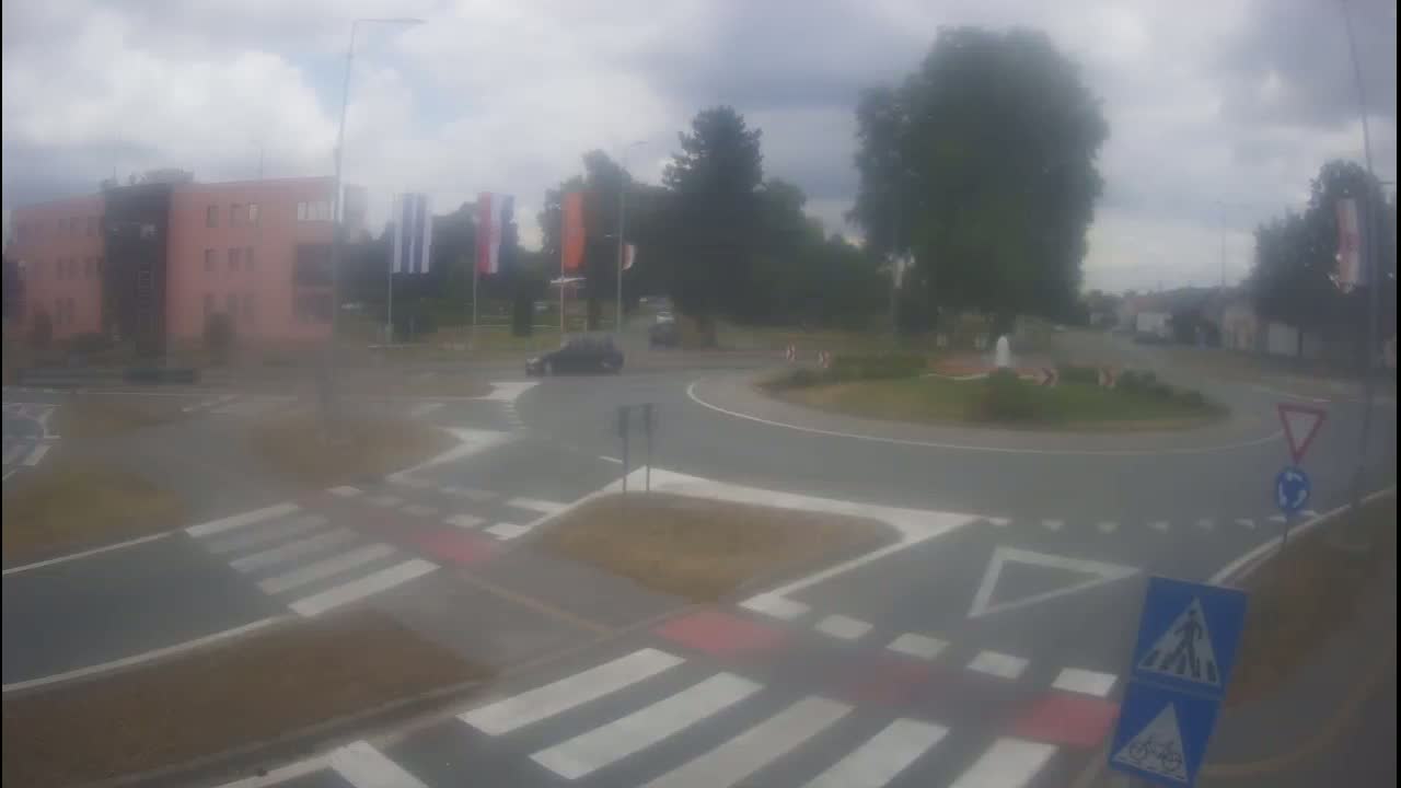 Belišće, Kralija Tomislava/Zeljeznicka/Kardinala Alojzija Stepinca Street Intersection Live Cam - 