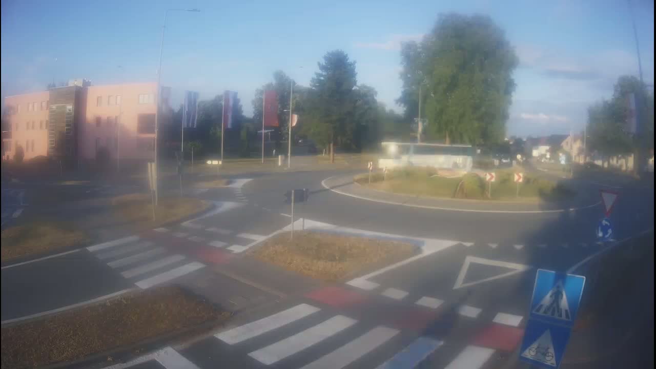 Belišće, Kralija Tomislava/Zeljeznicka/Kardinala Alojzija Stepinca Street Intersection Live Cam - 