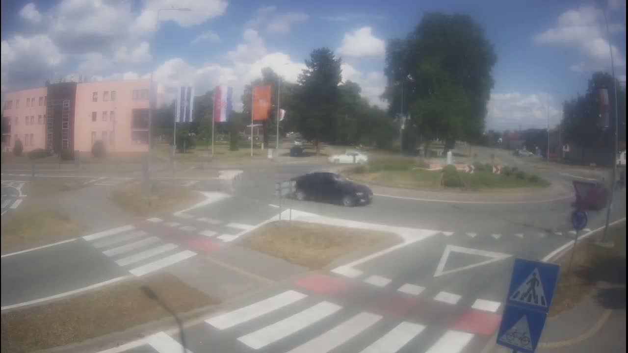 Belišće, Kralija Tomislava/Zeljeznicka/Kardinala Alojzija Stepinca Street Intersection Live Cam - 