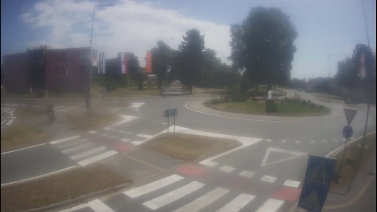 Belišće, Kralija Tomislava/Zeljeznicka/Kardinala Alojzija Stepinca Street Intersection Live Cam - 
