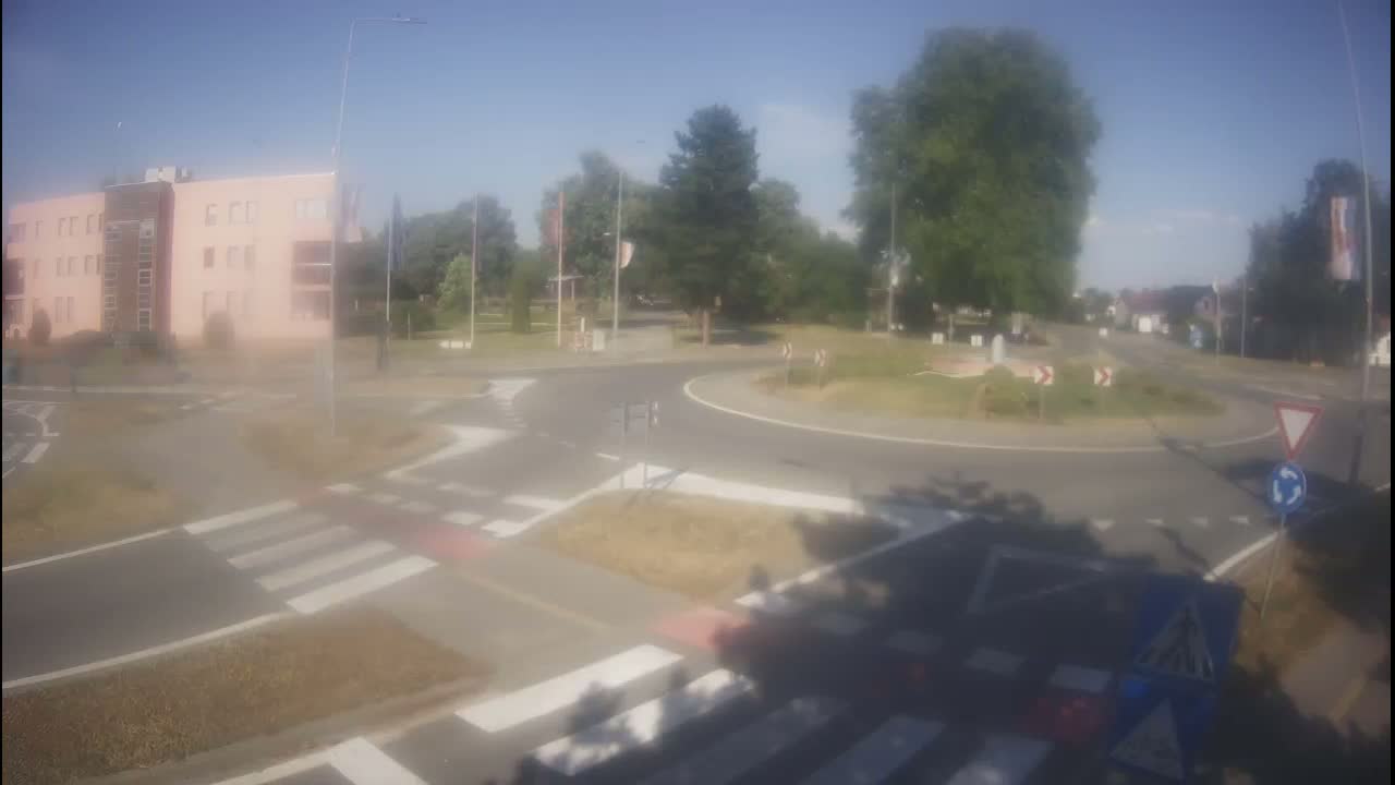 Belišće, Kralija Tomislava/Zeljeznicka/Kardinala Alojzija Stepinca Street Intersection Live Cam - 
