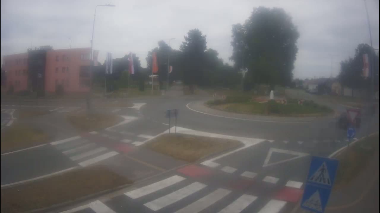 Belišće, Kralija Tomislava/Zeljeznicka/Kardinala Alojzija Stepinca Street Intersection Live Cam -