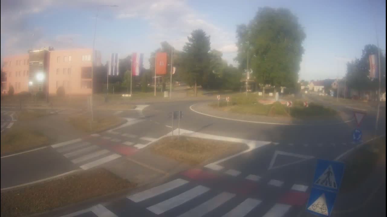 Belišće, Kralija Tomislava/Zeljeznicka/Kardinala Alojzija Stepinca Street Intersection Live Cam -
