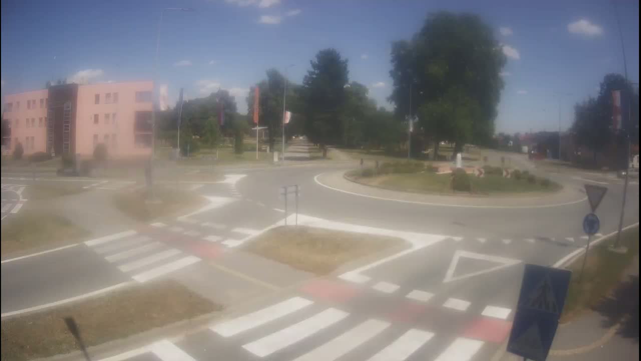 Belišće, Kralija Tomislava/Zeljeznicka/Kardinala Alojzija Stepinca Street Intersection Live Cam -