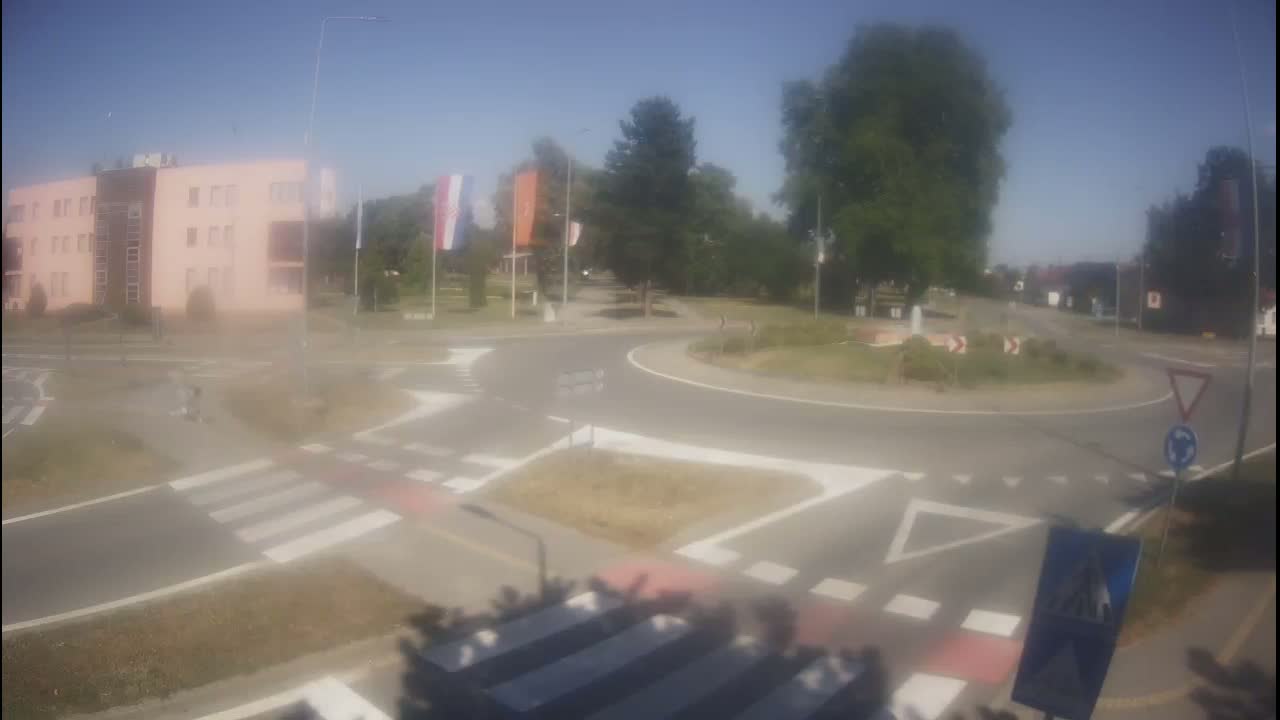 Belišće, Kralija Tomislava/Zeljeznicka/Kardinala Alojzija Stepinca Street Intersection Live Cam -