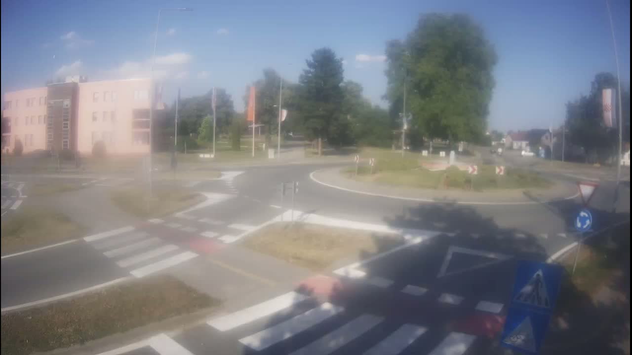 Belišće, Kralija Tomislava/Zeljeznicka/Kardinala Alojzija Stepinca Street Intersection Live Cam -