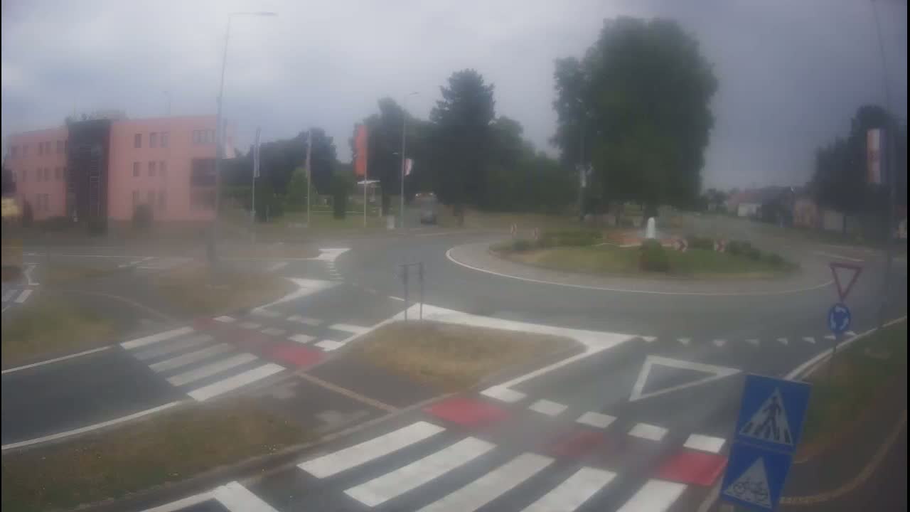 Belišće, Kralija Tomislava/Zeljeznicka/Kardinala Alojzija Stepinca Street Intersection Live Cam -