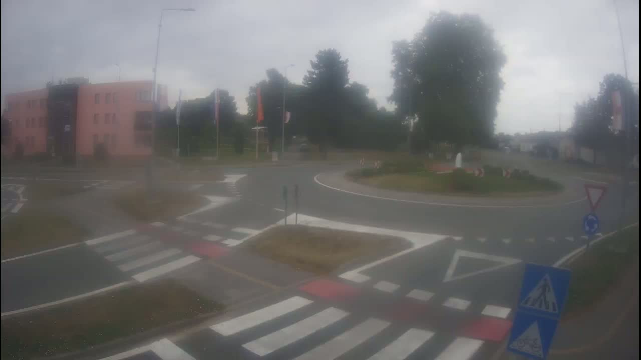 Belišće, Kralija Tomislava/Zeljeznicka/Kardinala Alojzija Stepinca Street Intersection Live Cam -