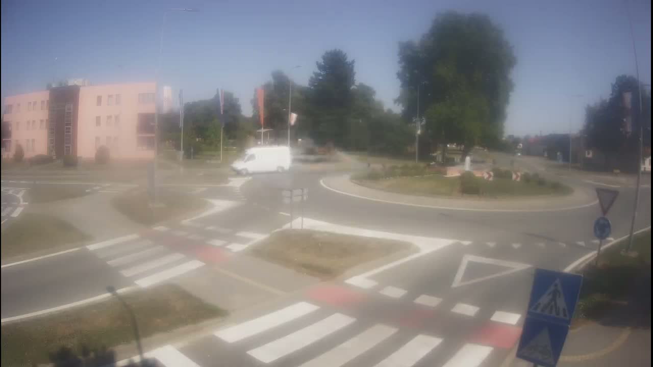 Belišće, Kralija Tomislava/Zeljeznicka/Kardinala Alojzija Stepinca Street Intersection Live Cam - 