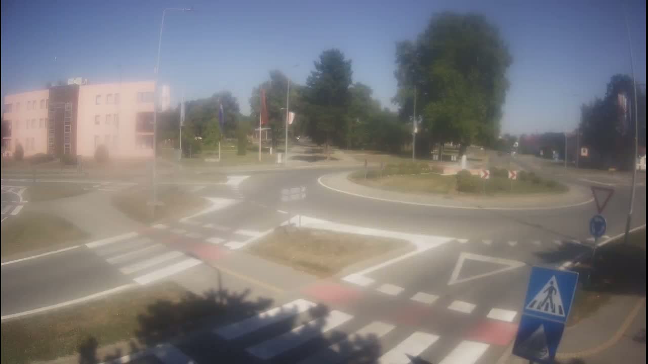 Belišće, Kralija Tomislava/Zeljeznicka/Kardinala Alojzija Stepinca Street Intersection Live Cam - 