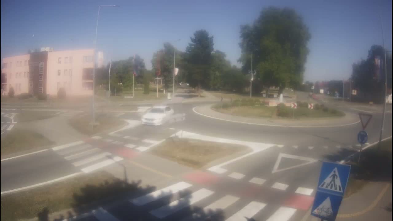 Belišće, Kralija Tomislava/Zeljeznicka/Kardinala Alojzija Stepinca Street Intersection Live Cam - 