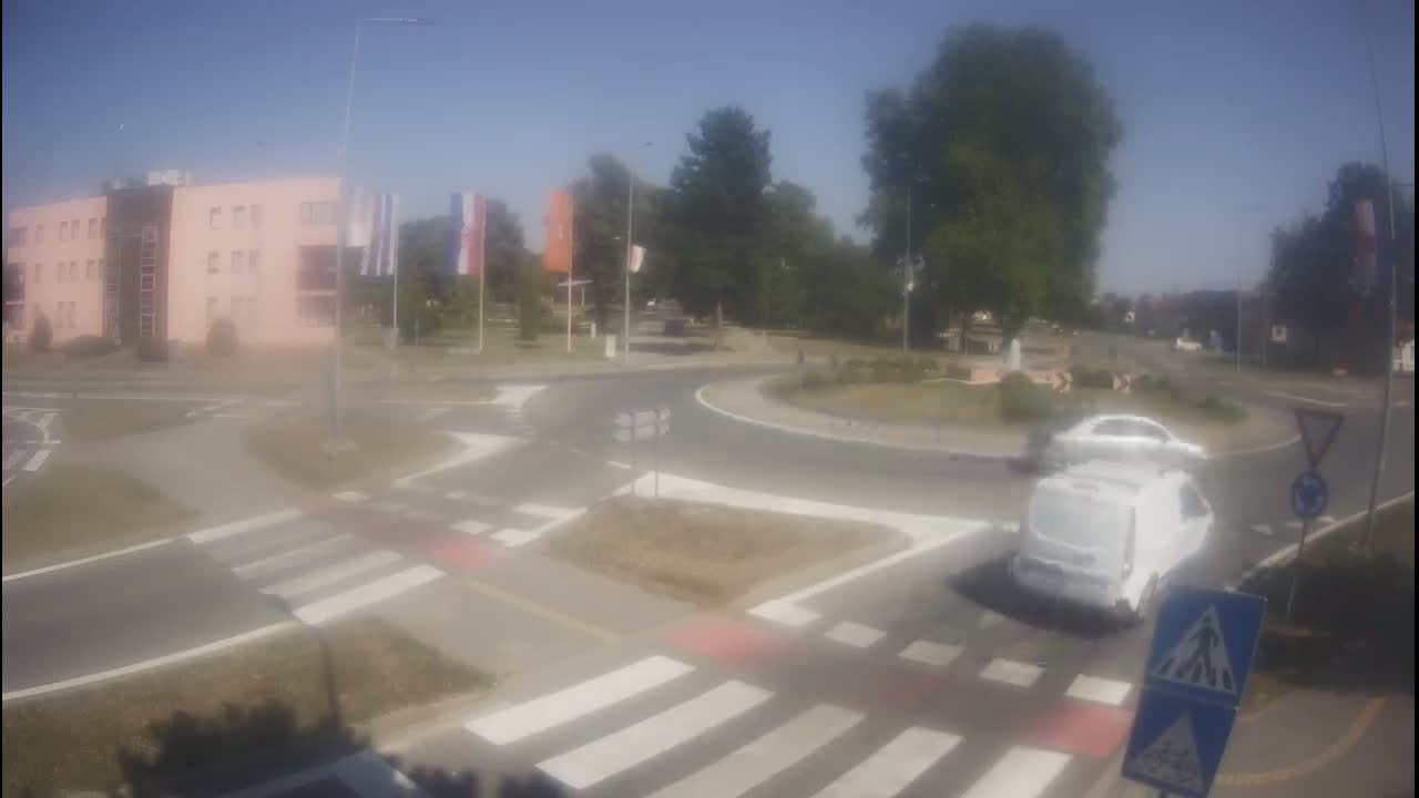 Belišće, Kralija Tomislava/Zeljeznicka/Kardinala Alojzija Stepinca Street Intersection Live Cam - 