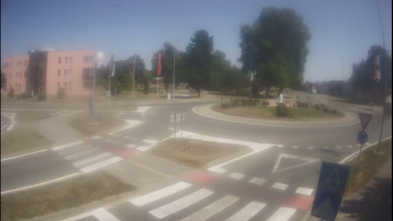 Belišće, Kralija Tomislava/Zeljeznicka/Kardinala Alojzija Stepinca Street Intersection Live Cam - 