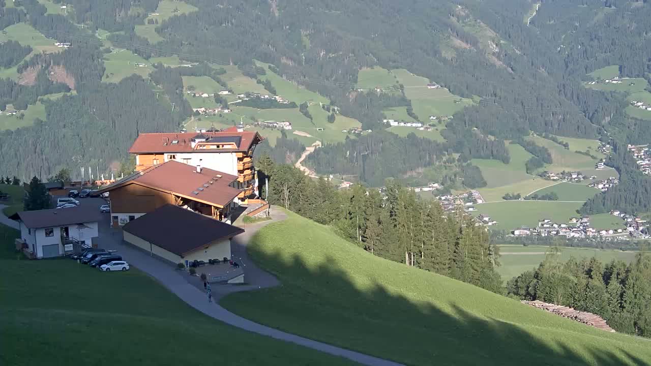 Zillertal Valley from Stummerberg View Live Cam - Stummerberg, Politischer Bezirk Schwaz, Tyrol, Austria