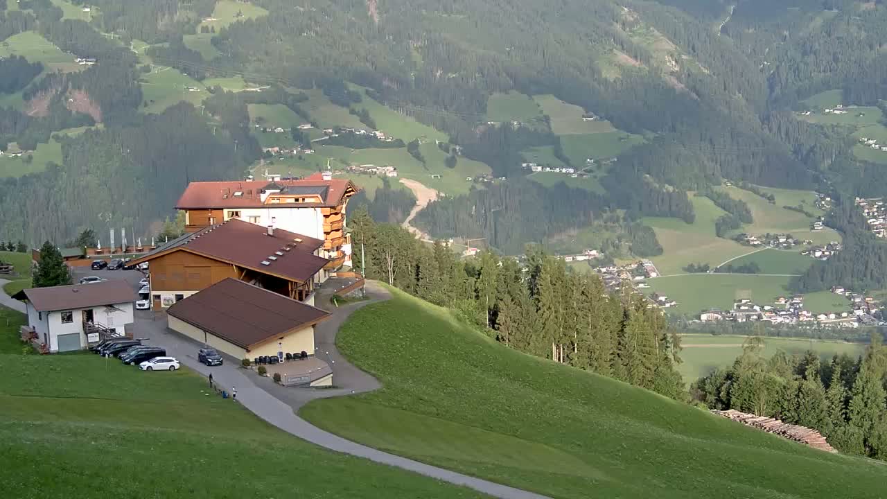 Zillertal Valley from Stummerberg View Live Cam - Stummerberg, Politischer Bezirk Schwaz, Tyrol, Austria