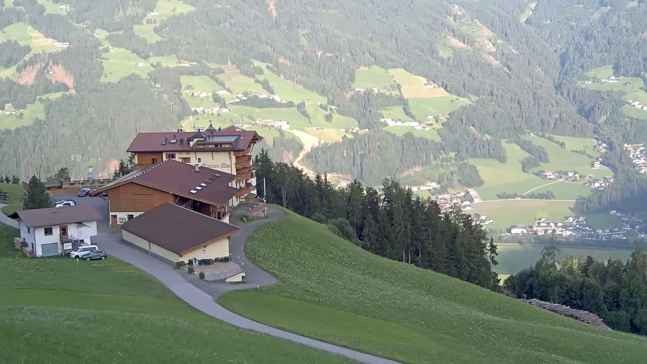 Zillertal Valley from Stummerberg View Live Cam - Stummerberg, Politischer Bezirk Schwaz, Tyrol, Austria