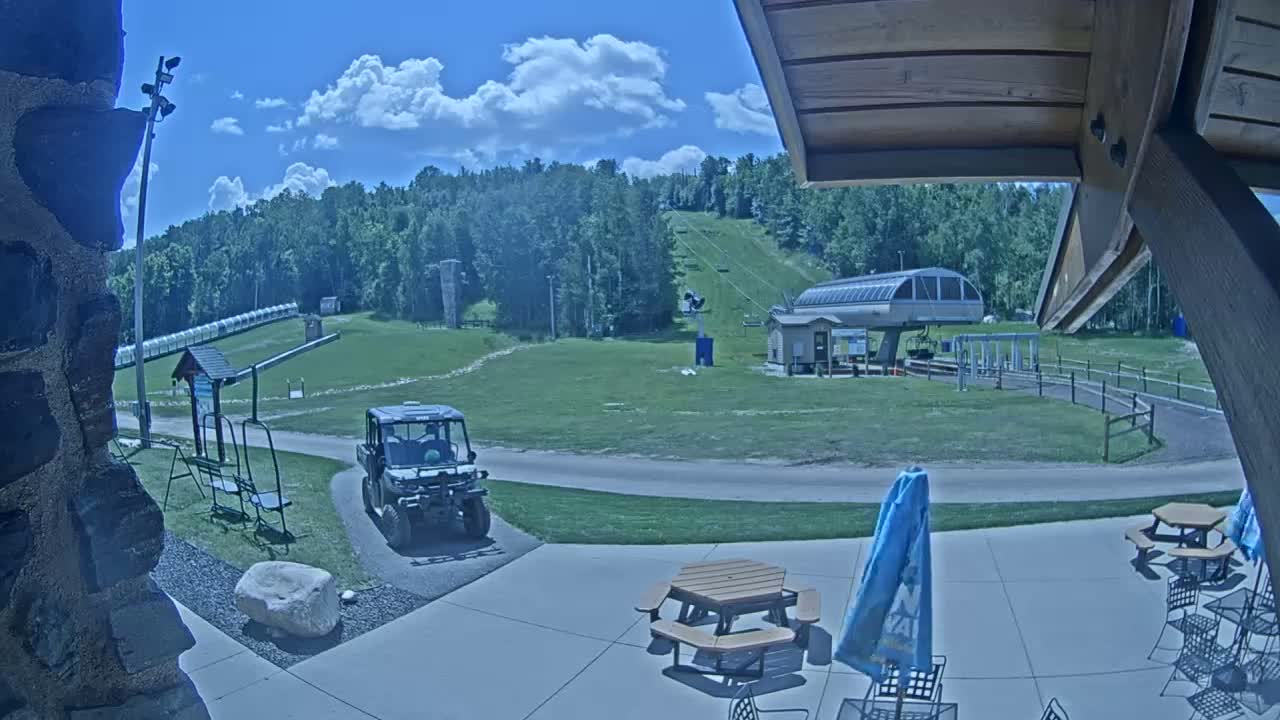 Giants Ridge Main Square, Ski Slopes & Cable Car Live Cam - Biwabik, Saint Louis, Minnesota, USA