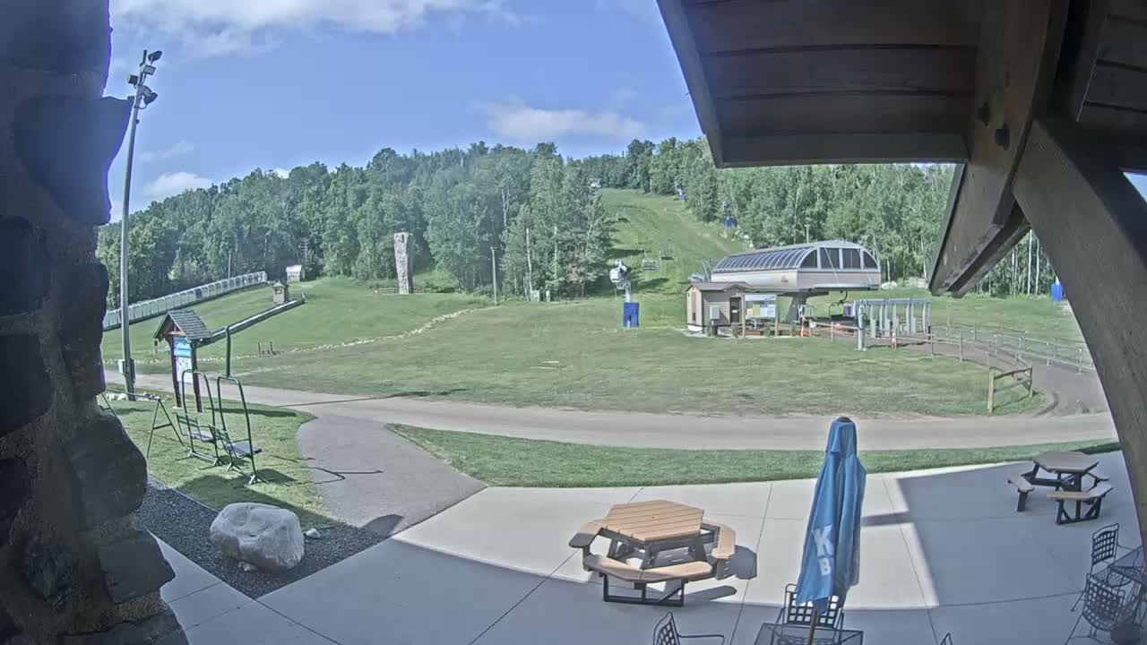 Giants Ridge Main Square, Ski Slopes & Cable Car Live Cam - Biwabik, Saint Louis, Minnesota, USA