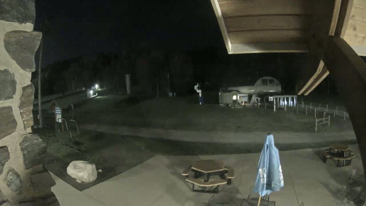 Giants Ridge Main Square, Ski Slopes & Cable Car Live Cam - Biwabik, Saint Louis, Minnesota, USA